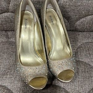 Style &  Co iridescent gold ,peek a boo dress shoe size 6m